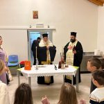 O mitropolitis kerkyras konta sta pedia (13)