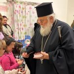 O mitropolitis kerkyras konta sta pedia (5)