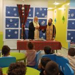 O mitropolitis kerkyras konta sta pedia (7)