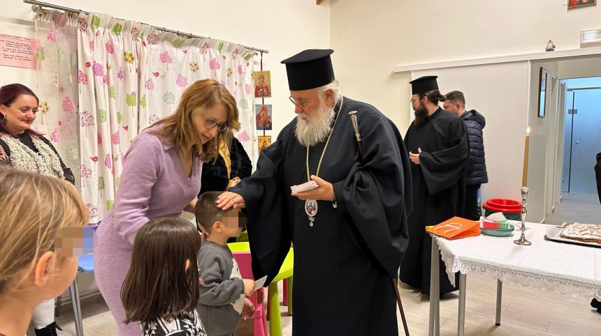 O mitropolitis kerkyras konta sta pedia (10)