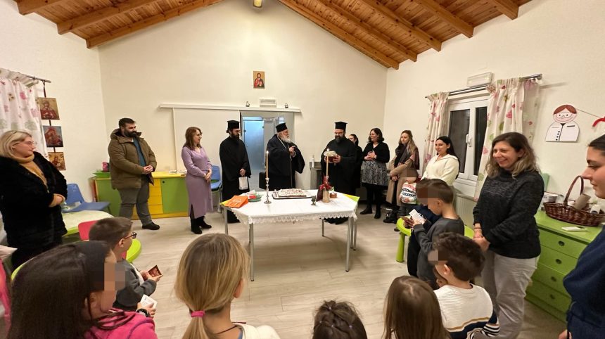 O mitropolitis kerkyras konta sta pedia (11)