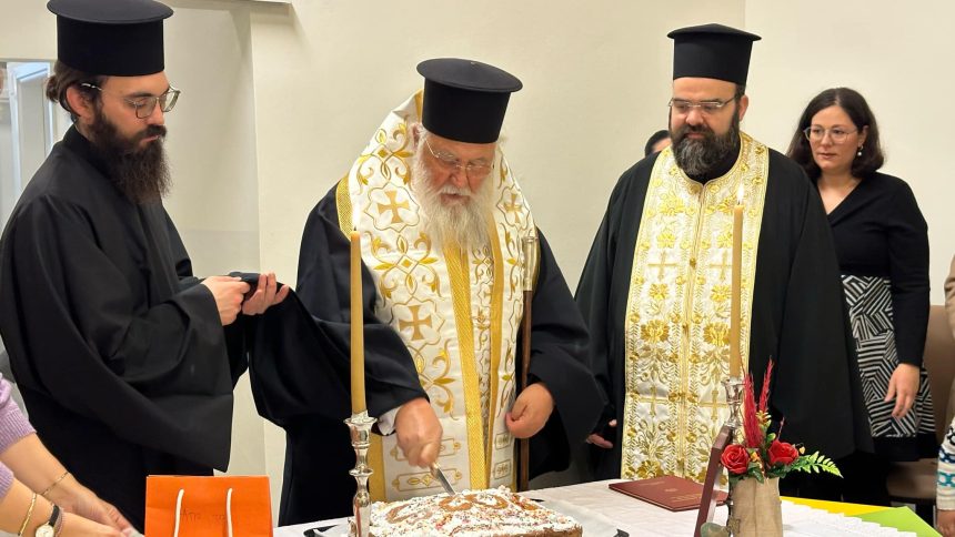 O mitropolitis kerkyras konta sta pedia (12)