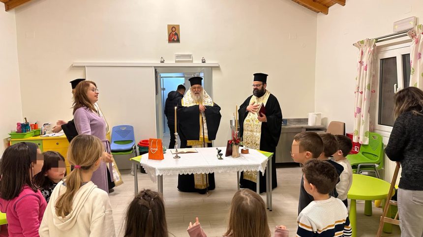 O mitropolitis kerkyras konta sta pedia (13)