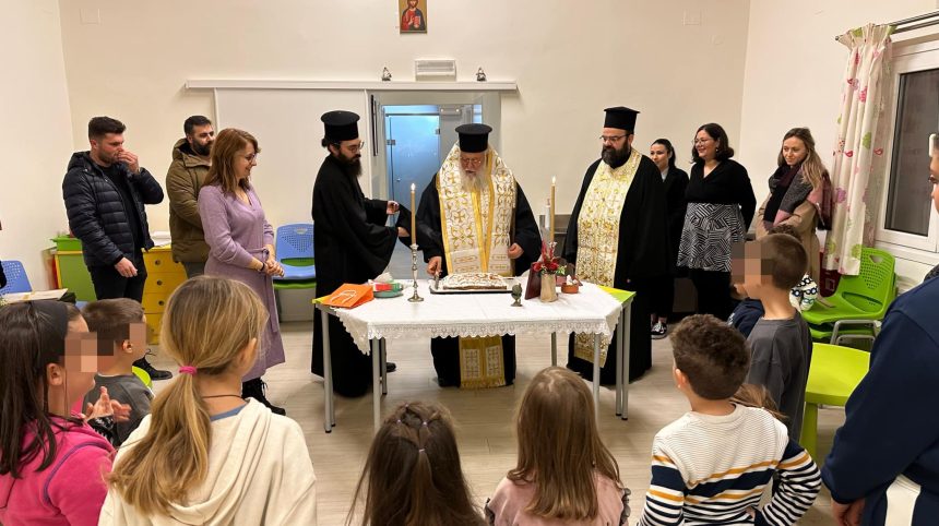 O mitropolitis kerkyras konta sta pedia (14)