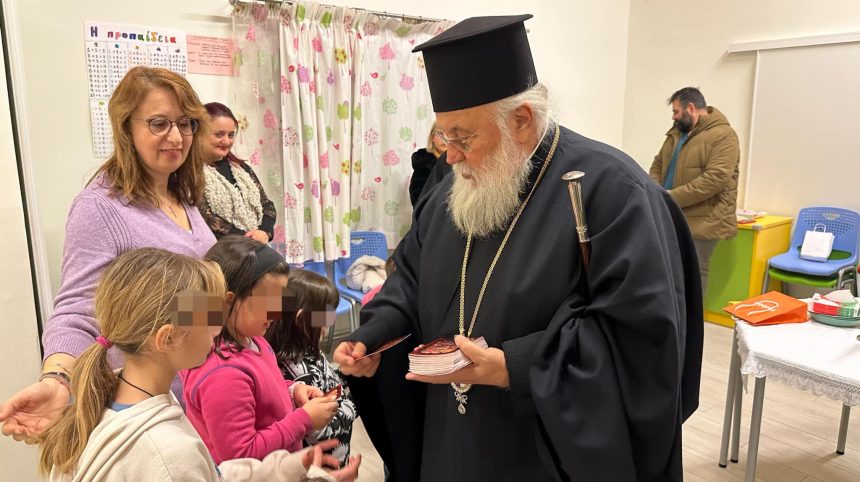 O mitropolitis kerkyras konta sta pedia (5)