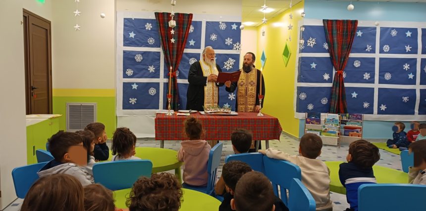 O mitropolitis kerkyras konta sta pedia (7)