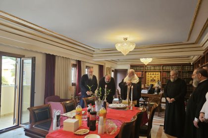 o mitropolitis eulogise tis vasilopites (2)