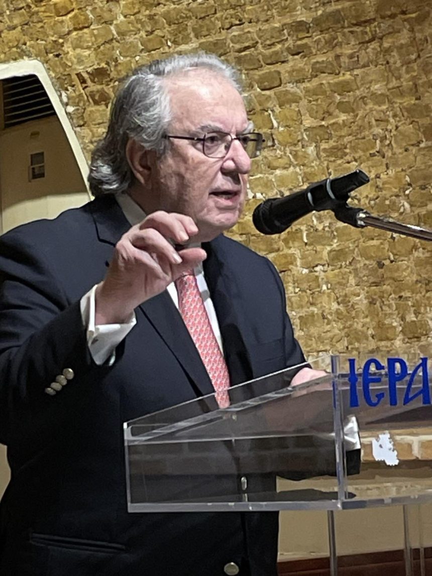 o kathigitis georgio babiniotis se ekdilosi tis mitropoleos kerkyras (7)