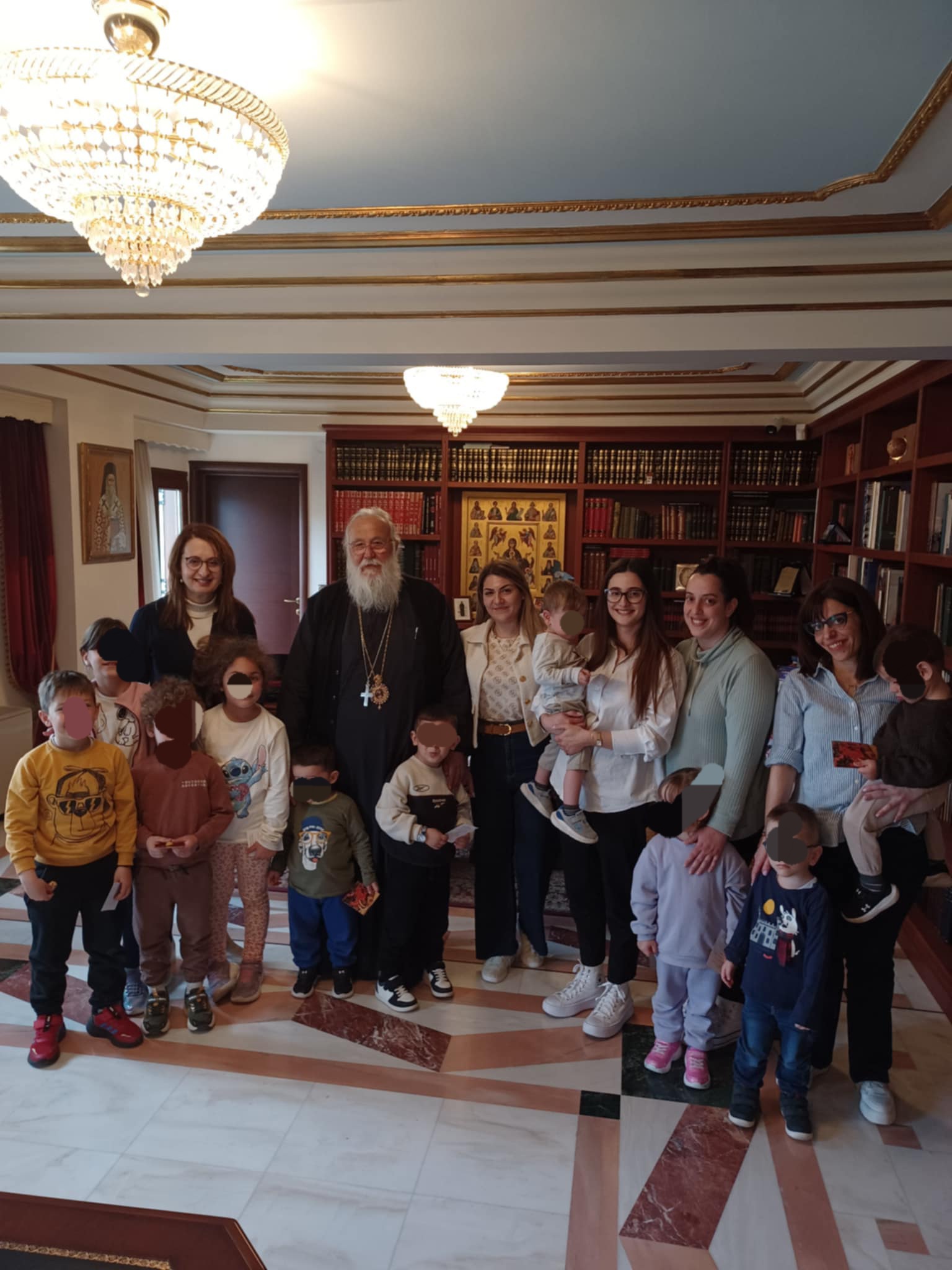 o mitropolitis kerkyras me tis domes gia paidia tis mitropoleos (6)