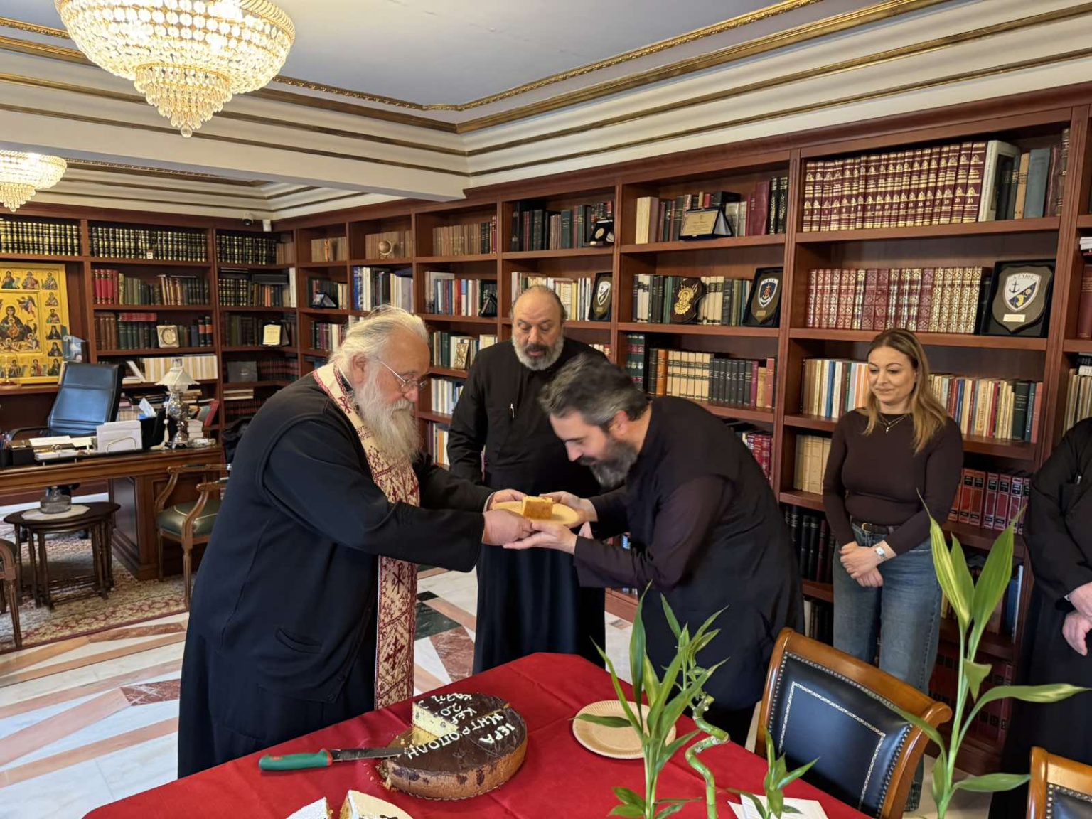 i evlogia tis vasilopitas ton grafeion tis mitropoleos kerkyras (6)