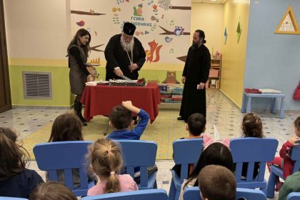 o mitropolitis kerkyras konta sta paidia (10)