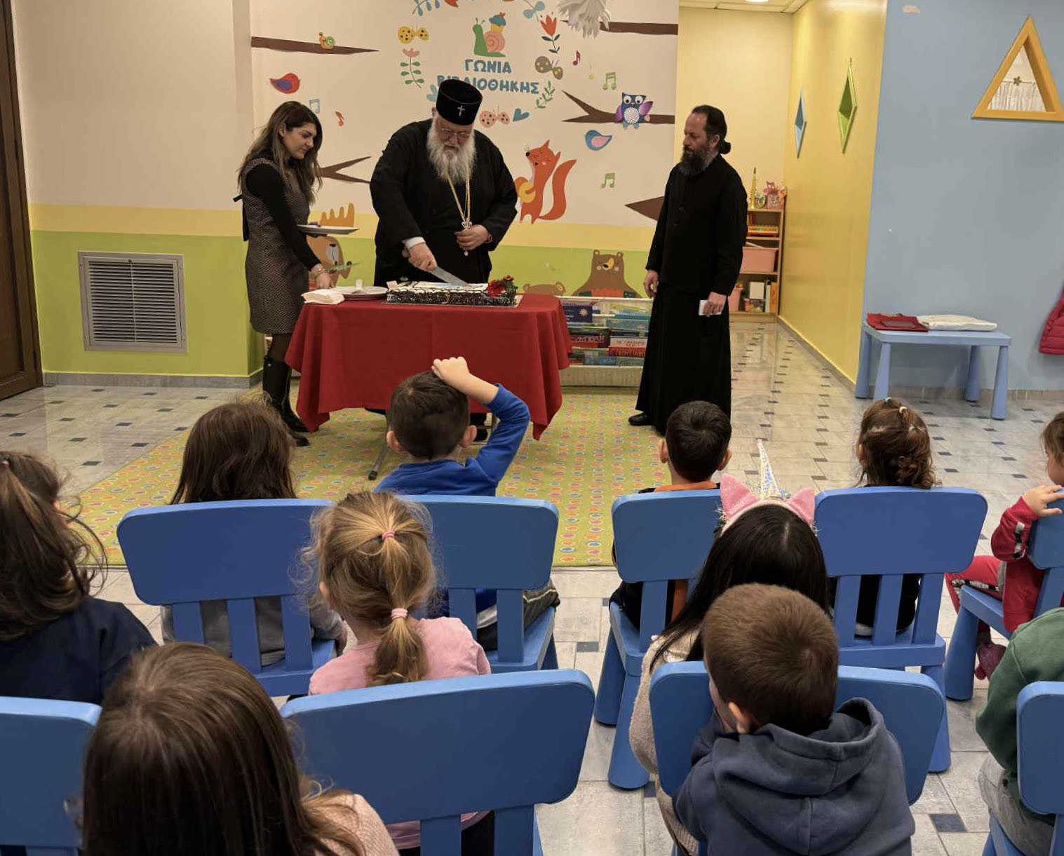 o mitropolitis kerkyras konta sta paidia (10)