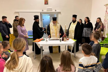 O mitropolitis kerkyras konta sta pedia (14)