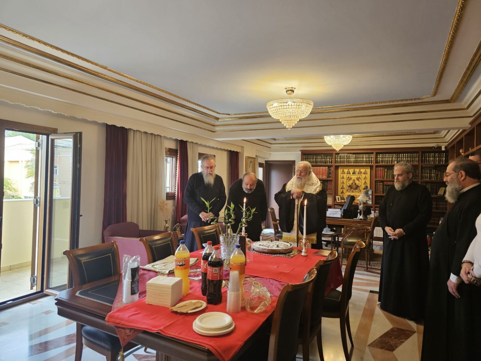 o mitropolitis eulogise tis vasilopites (2)